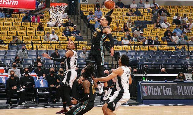 开云体育下载安装-【观察】连续2年无缘季后赛 废墟之中，马刺苦等光明